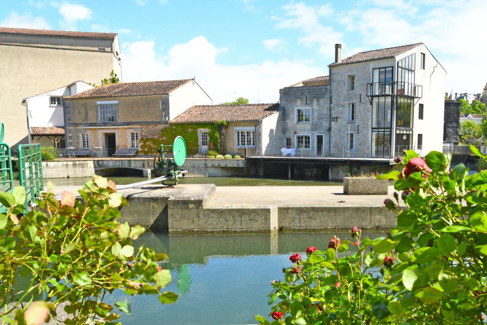 Apartamento Quai 3 Loft Moderne Et Lumineux Les Pieds Dans L'Eau Jarnac Exterior foto